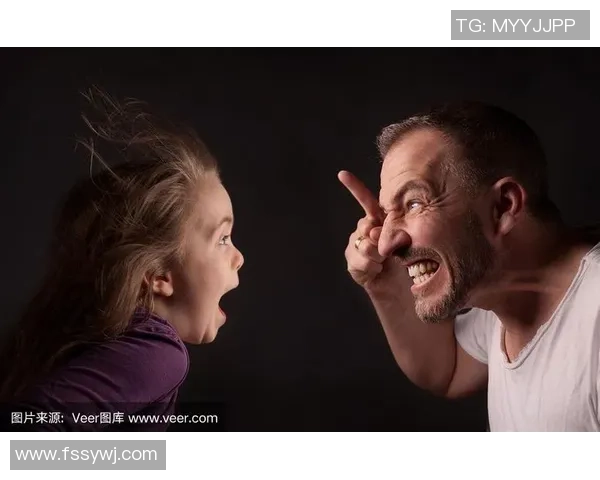 足球明星父亲遭袭击视频曝光引发热议网友纷纷表达愤怒与关心 足球明星父亲遭袭击视频曝光引发热议网友纷纷表达愤怒与关心